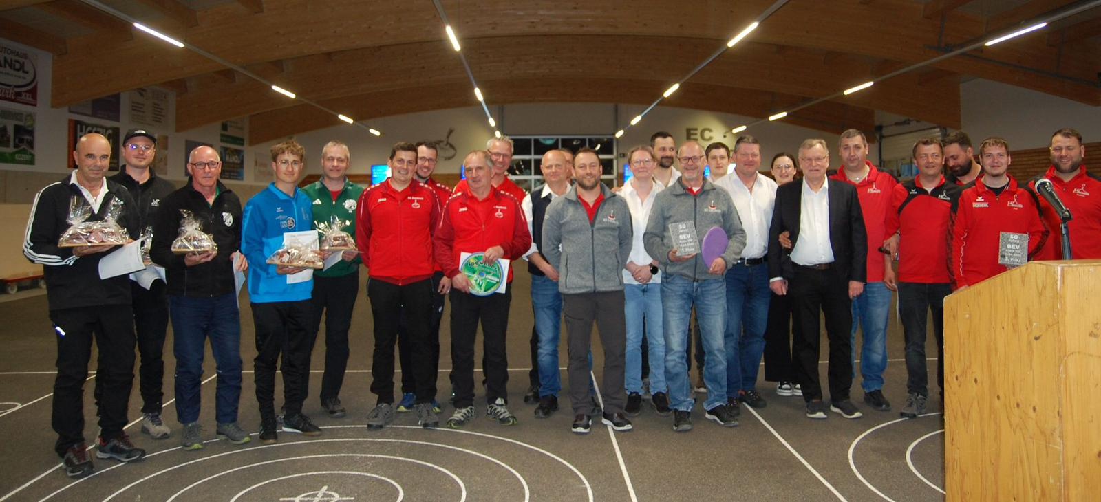 50 Jähriges Jubiläumsturnier: In vier verschiedenen Stockhallen wurden die Finalteilnehmer ermittelt. Karlsbach gewann in Herzogsreut die Vorrunde mit 10:2 Punkten. Das Finalturnier in der Stockhalle des EC Saßbach gewann die DJK Karlsbach ohne Niederlage und mit nur einem Unentschieden. Sogar die Bundesligamannschaft des EC Saßbach konnte besiegt werden.